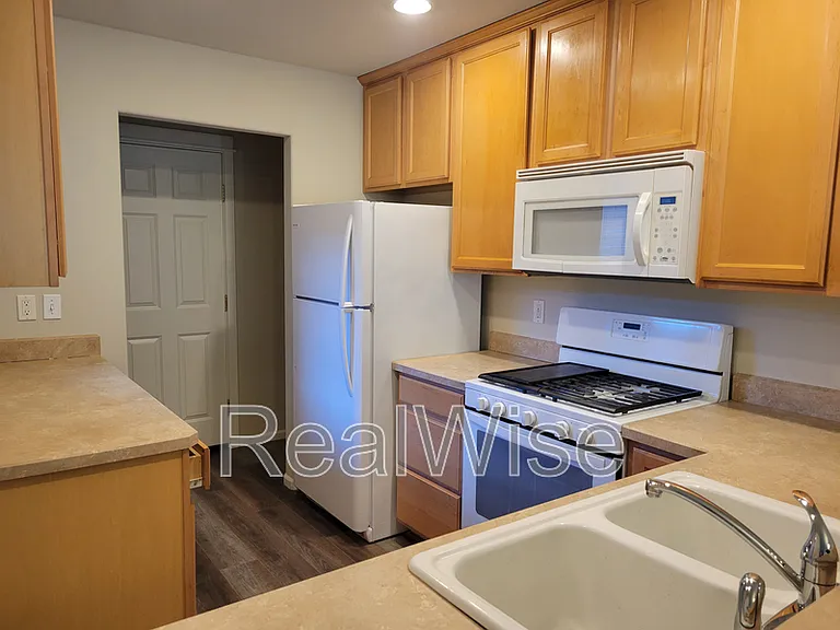 2446 SW 23rd St — Photo 5