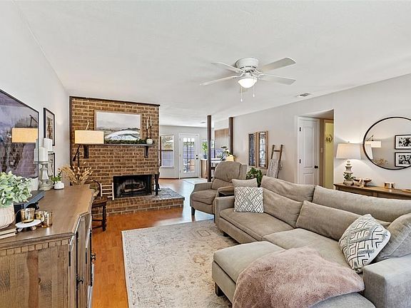 2nd image of 2932 Oakridge Dr