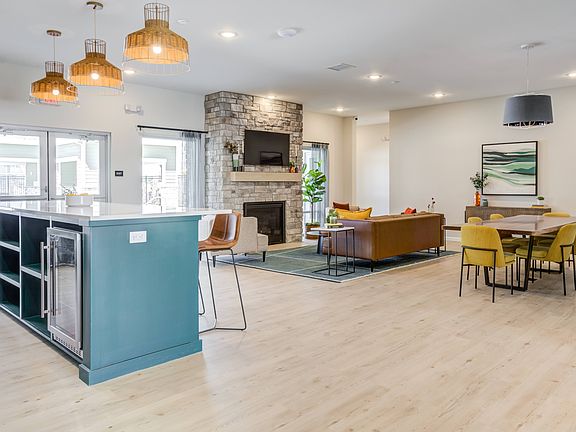3rd image of 101 Lemon Dr #1033