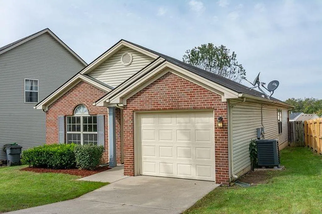 3 bed, 1403 sqft, $1,800 — Photo 3