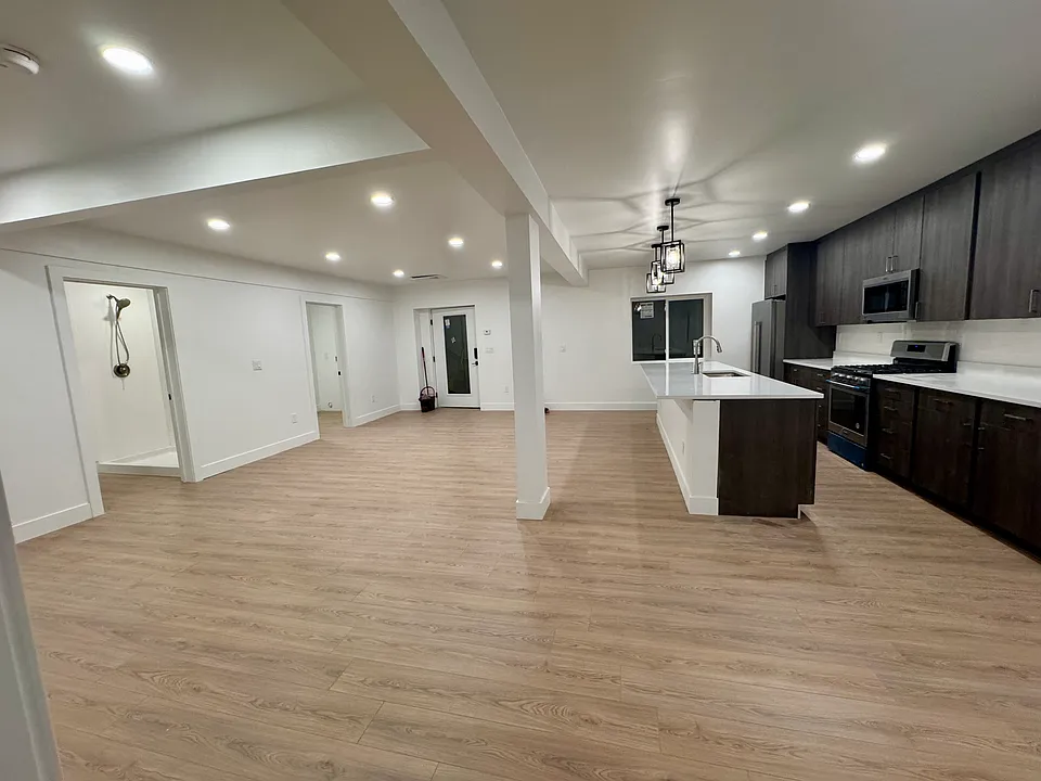 701 Clarendon Ave #B