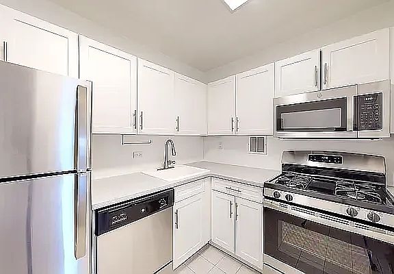 5th image of 353 E 83rd St APT 12B