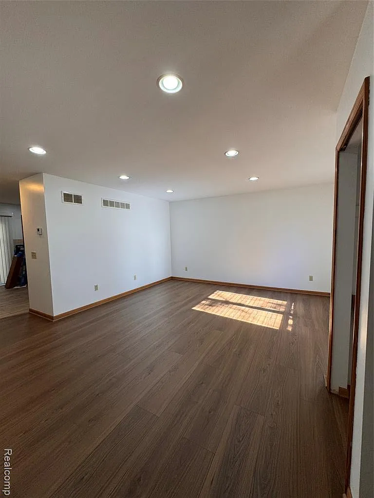 3 bed, 2.5 bath, 1972 sqft, $1,800 — Photo 3