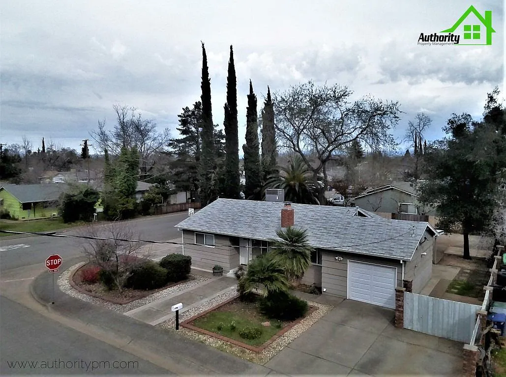 3 bed, 1.5 bath, 1015 sqft, $1,740 — Photo 3