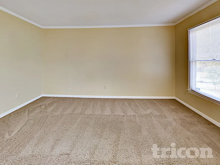 2820 Royal Ridge Ln — Photo 4