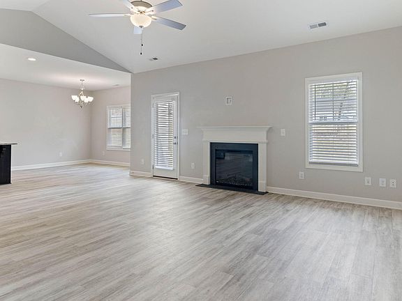 5th image of 111 Sugarberry Pl