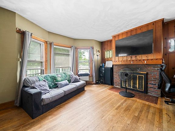 4th image of 363 White St