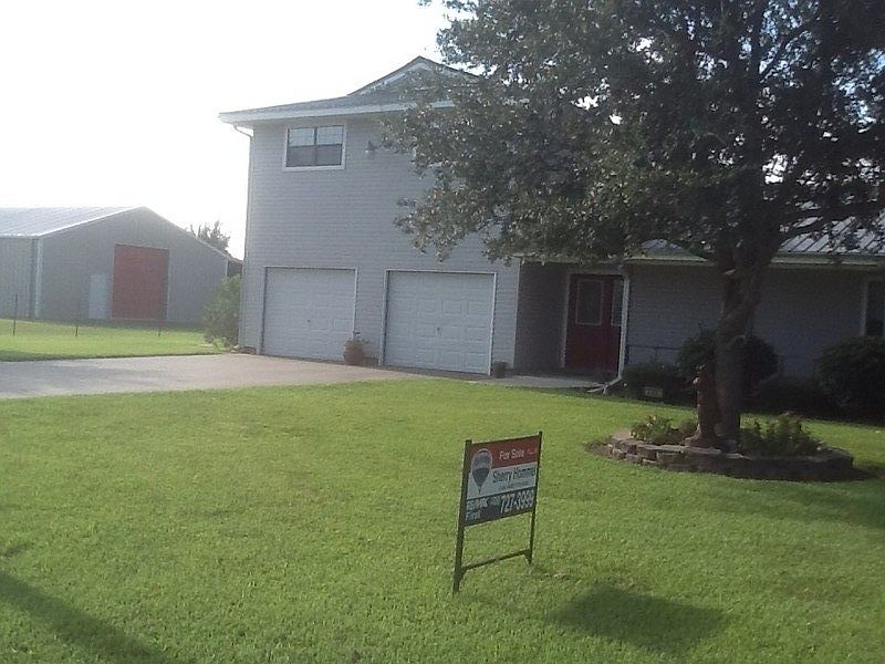 Side Yard : Notice one of the large live oaks covering the patio and hot tub area