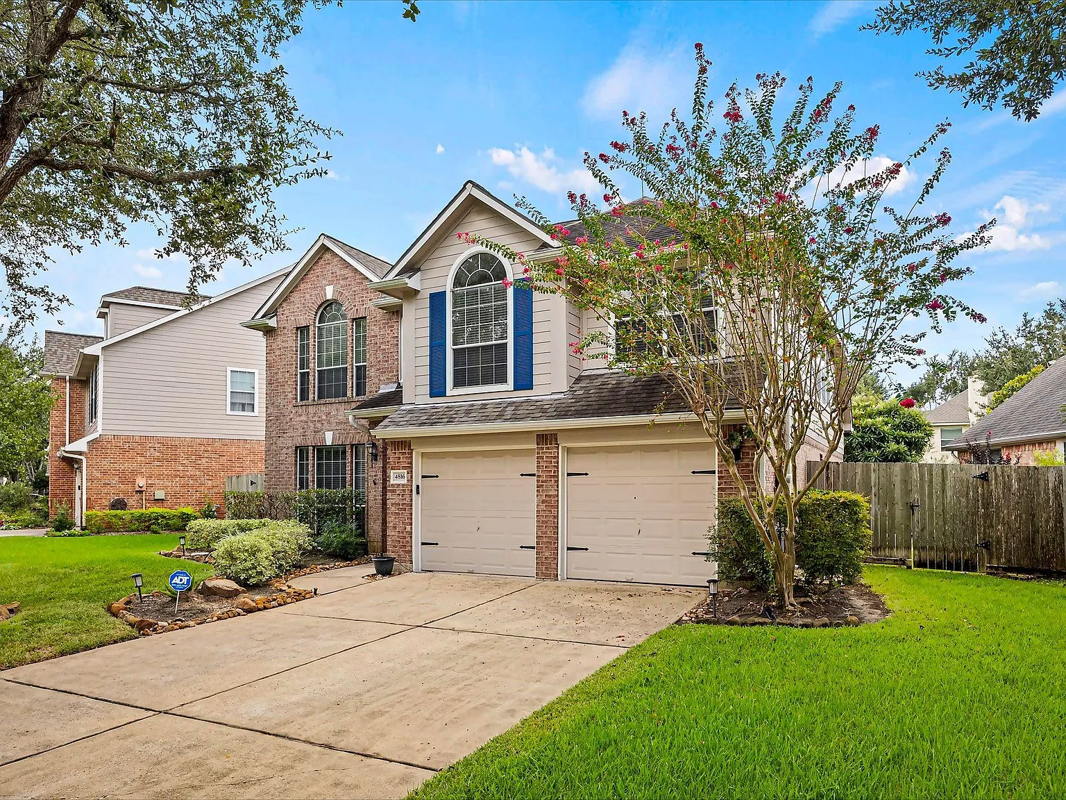 4 bed, 2.5 bath, 2233 sqft, $3,000 — Photo 2