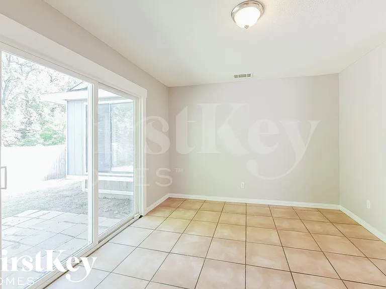 529 Valley Spring Dr — Photo 5