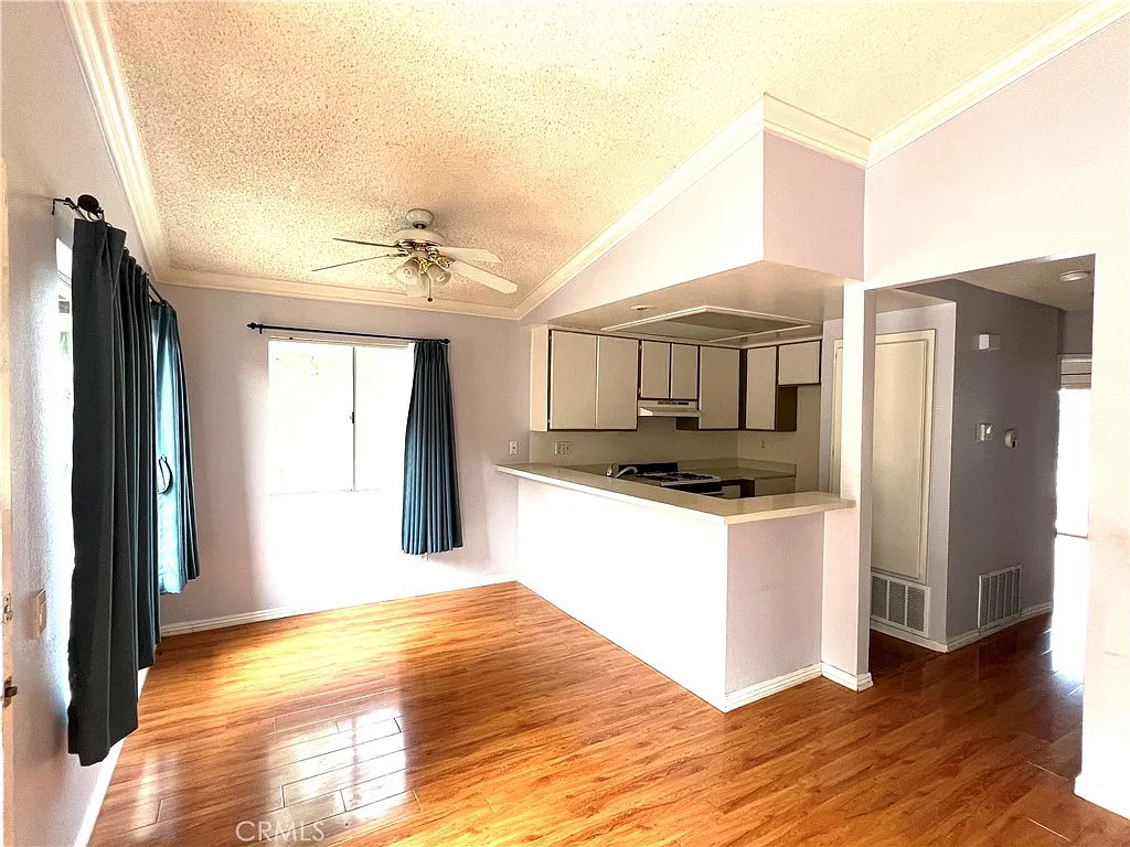 2 bed, 888 sqft, $2,200 — Photo 4