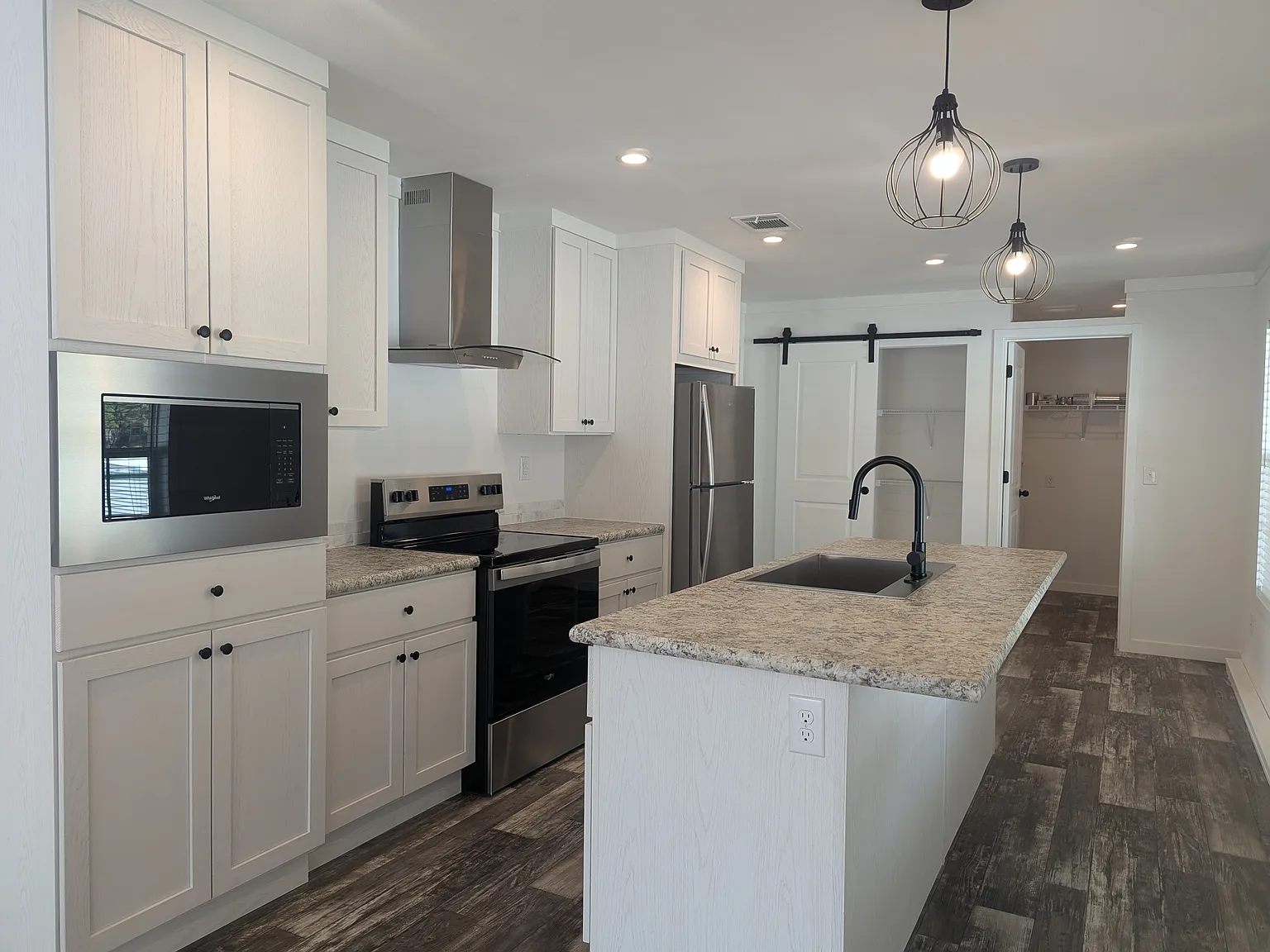 3 bed, 2.0 bath, 1200 sqft, $2,300 — Photo 2