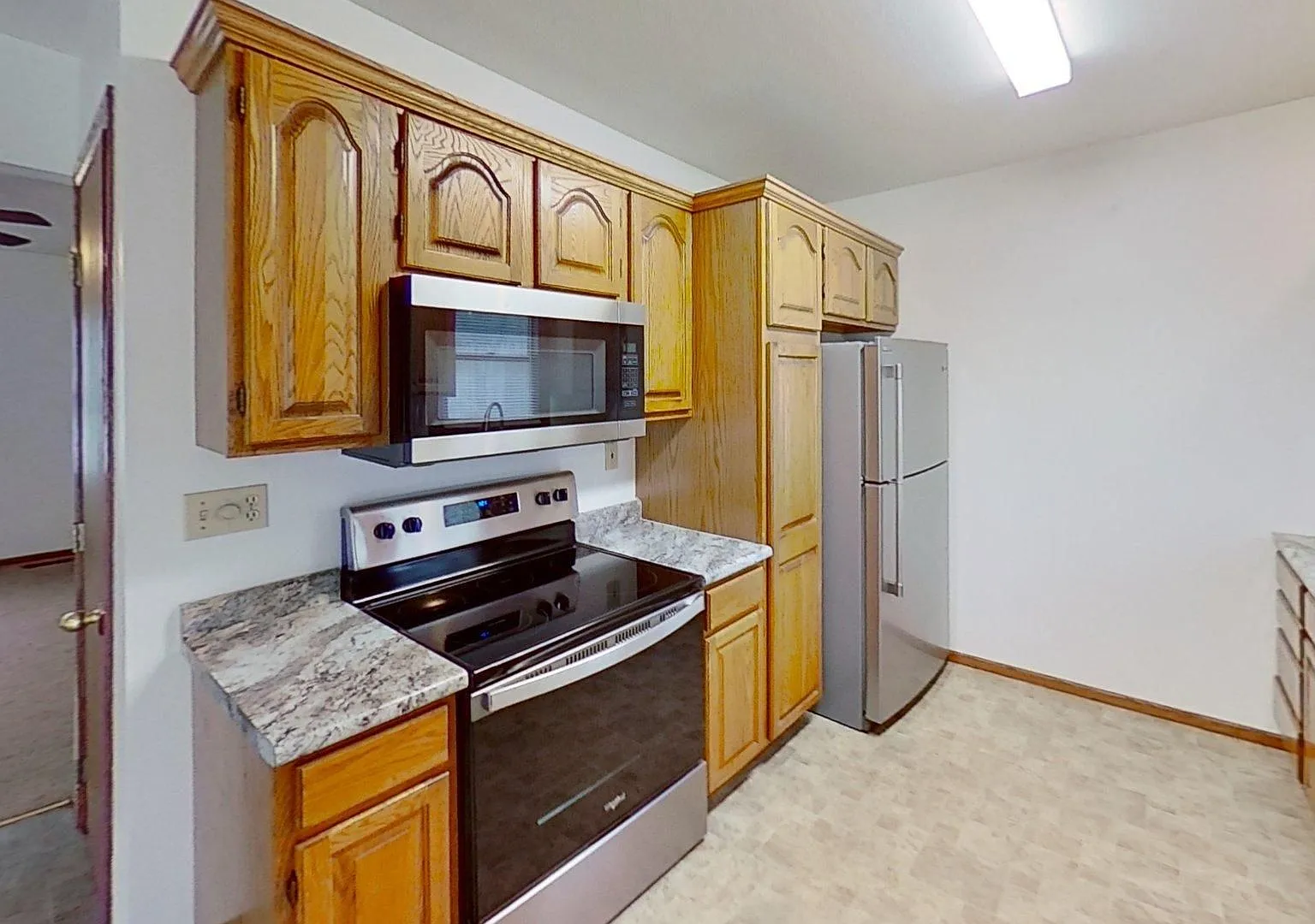 Duplex with two huge bedrooms, walk in closet, 1.5 bath, full basement, lawn and snow removal inc... — Photo 1