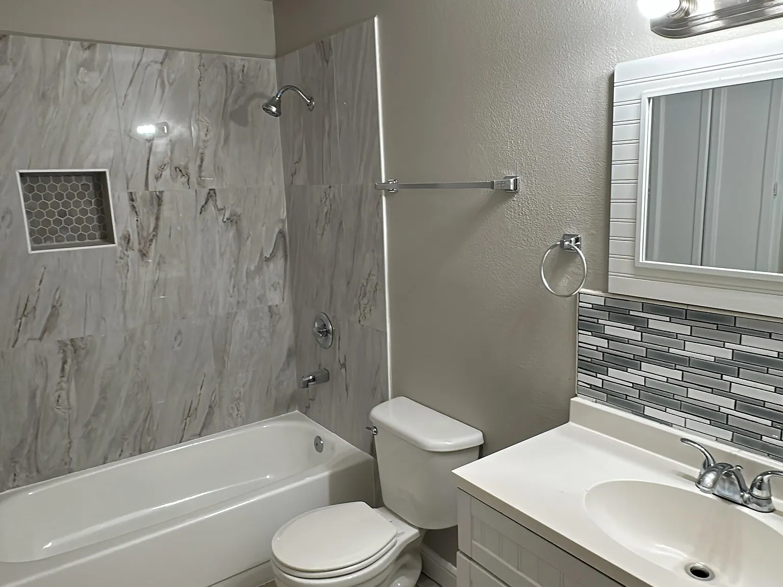 3 bed, 1200 sqft, $1,300 — Photo 3