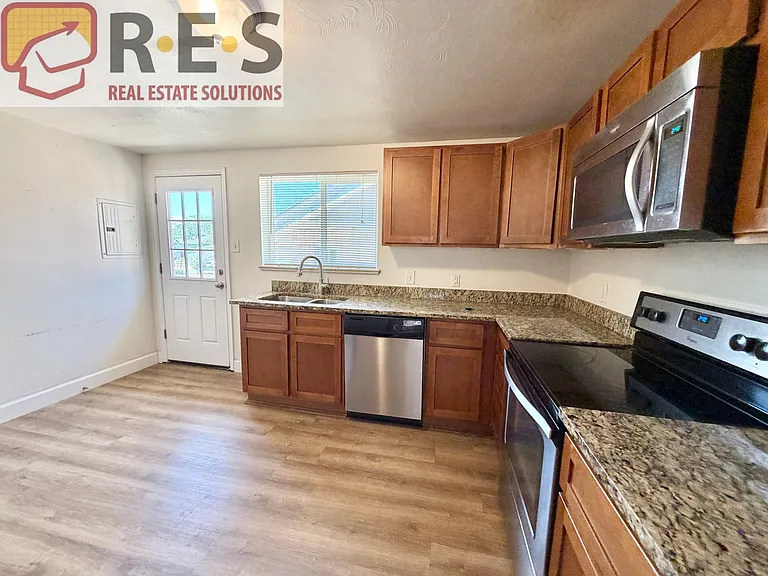 3144 Vine St — Photo 3