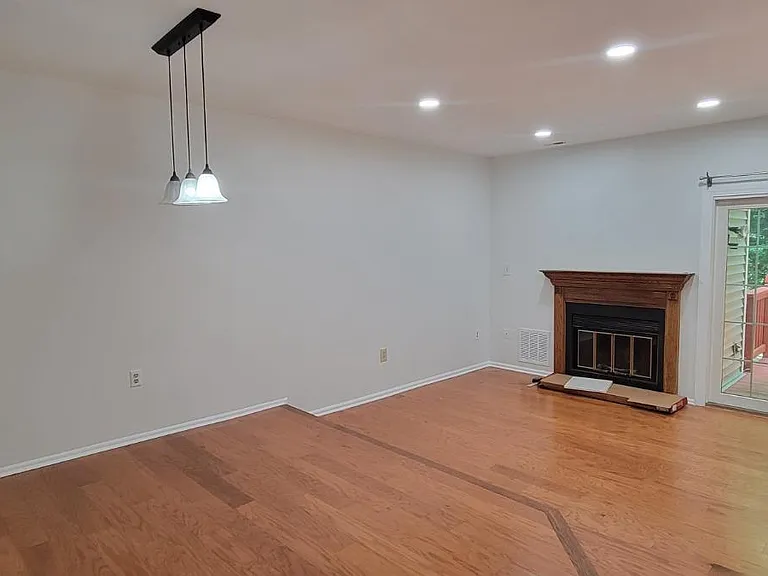 1408 Locust Ct — Photo 5