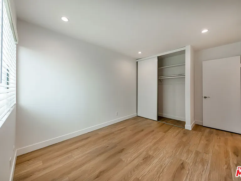 22135 Burbank Blvd #4 — Photo 22