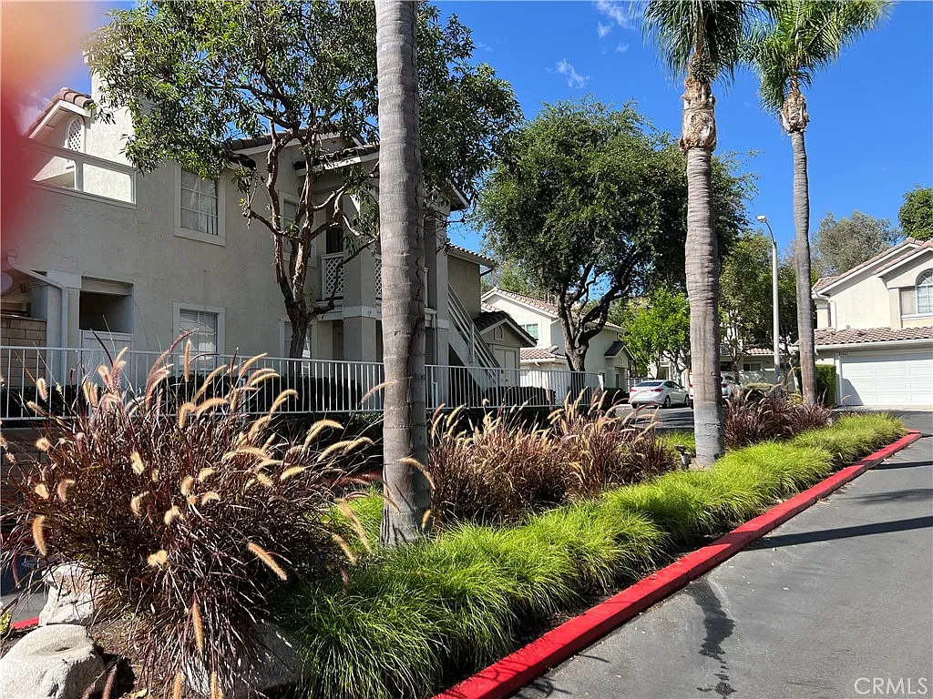 3 bed, 1356 sqft, $3,850 — Photo 3