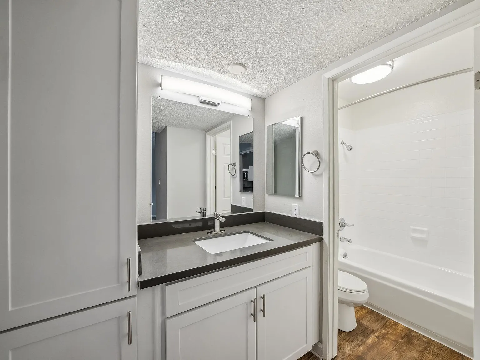 La Valencia Apartment Homes — Photo 4