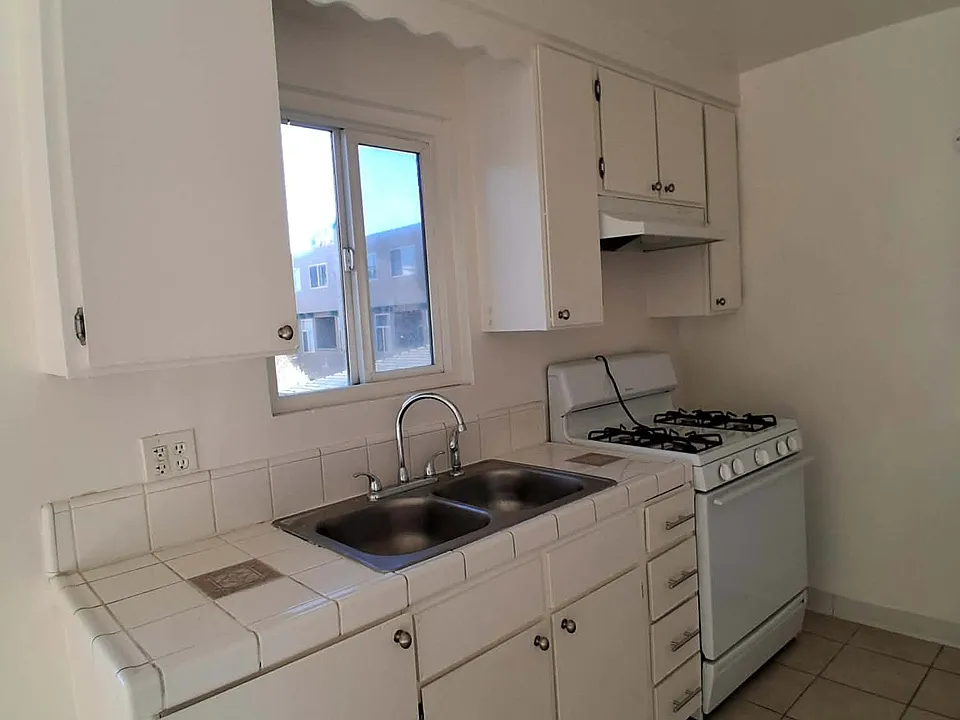 416 E Regent St