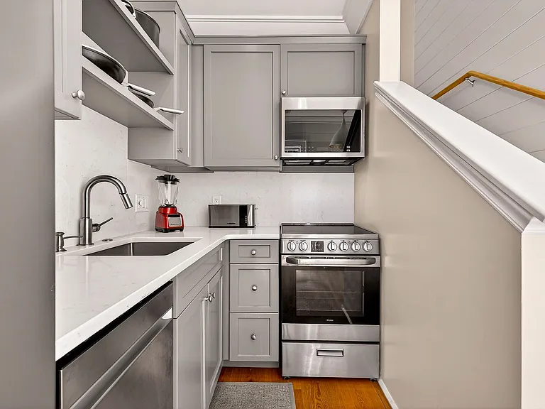 109 E Gordon Ln — Photo 3