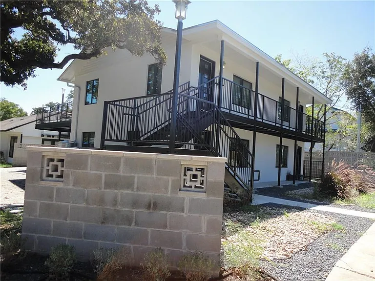 3311 Speedway #B — Photo 2