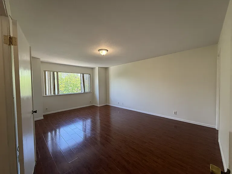 2659 Glen Loman Way — Photo 8