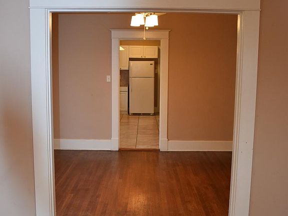 3rd image of 868 N Evergreen St
