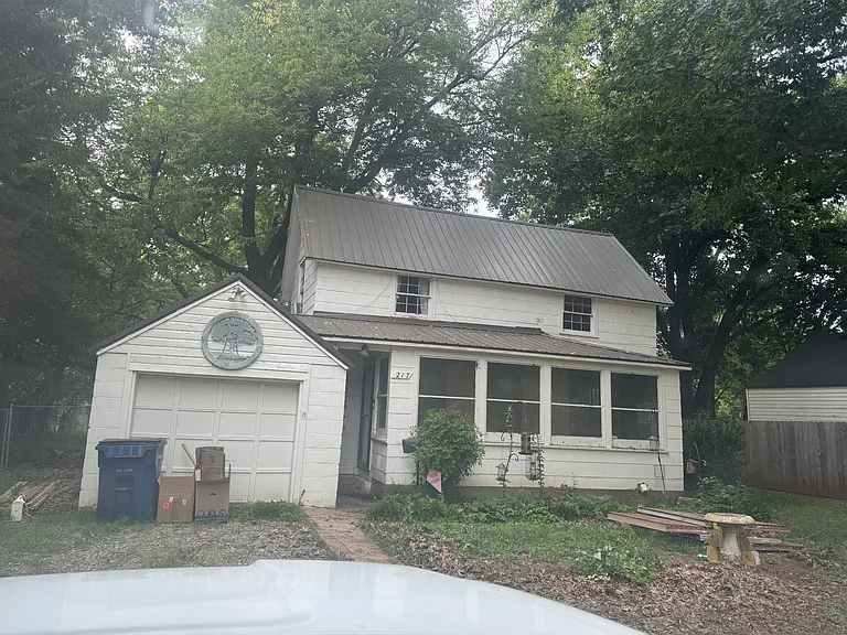 217 S Lowry St — Photo 1