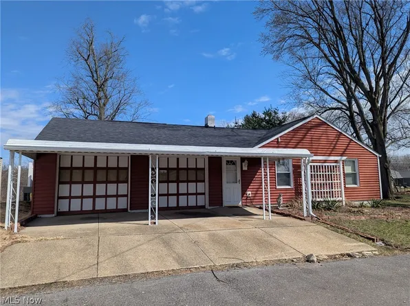 686 Portage Lakes Dr, Akron, OH 44319