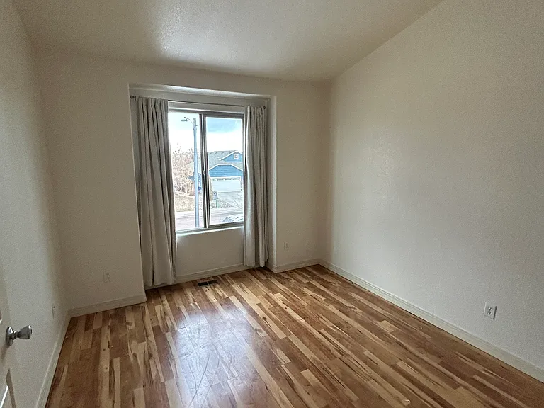 1272 Livingston Ave — Photo 8