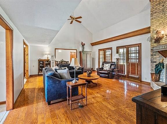 3rd image of 4304 Essex St