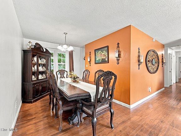 5th image of 403 Hickory Court