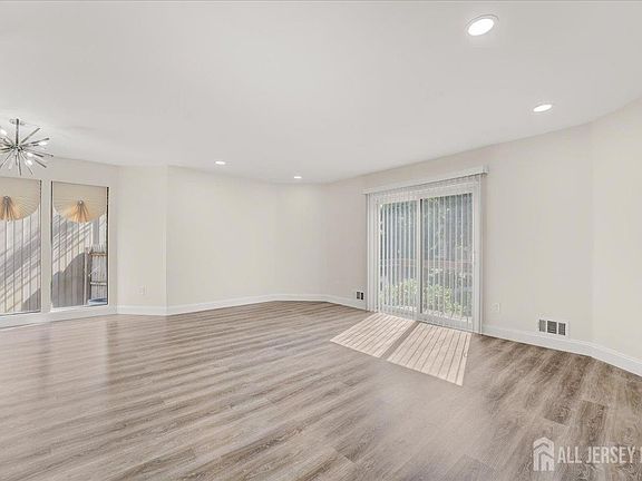 5th image of 17 Emerald Ln