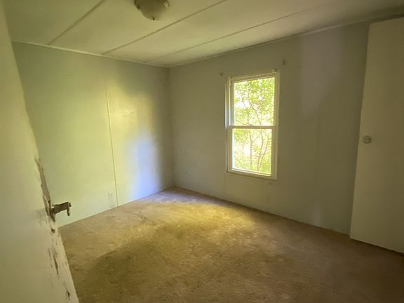 4th image of 284 Luther Cir