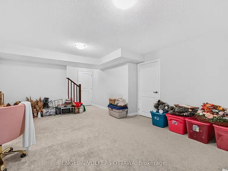 33 Focality Cres — Photo 32