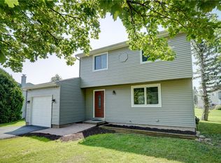 1173 Meadowbrook Ln, Farmington, NY 14425