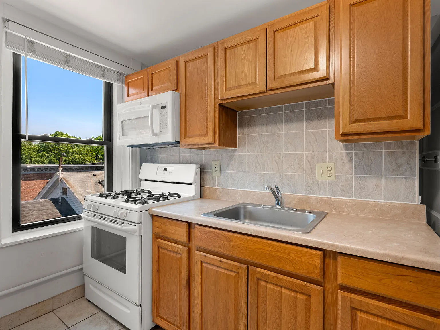 3 bed, 1200 sqft, $3,300 — Photo 3