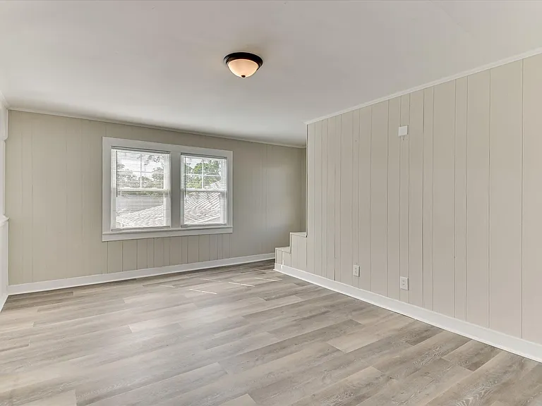 327 Meridian Ave — Photo 5