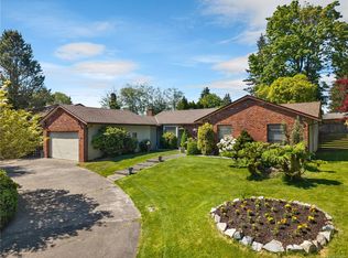 1930 Gillian Pl, Campbell River, BC V9W6B6