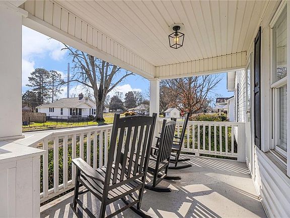 4th image of 28 Walnut St