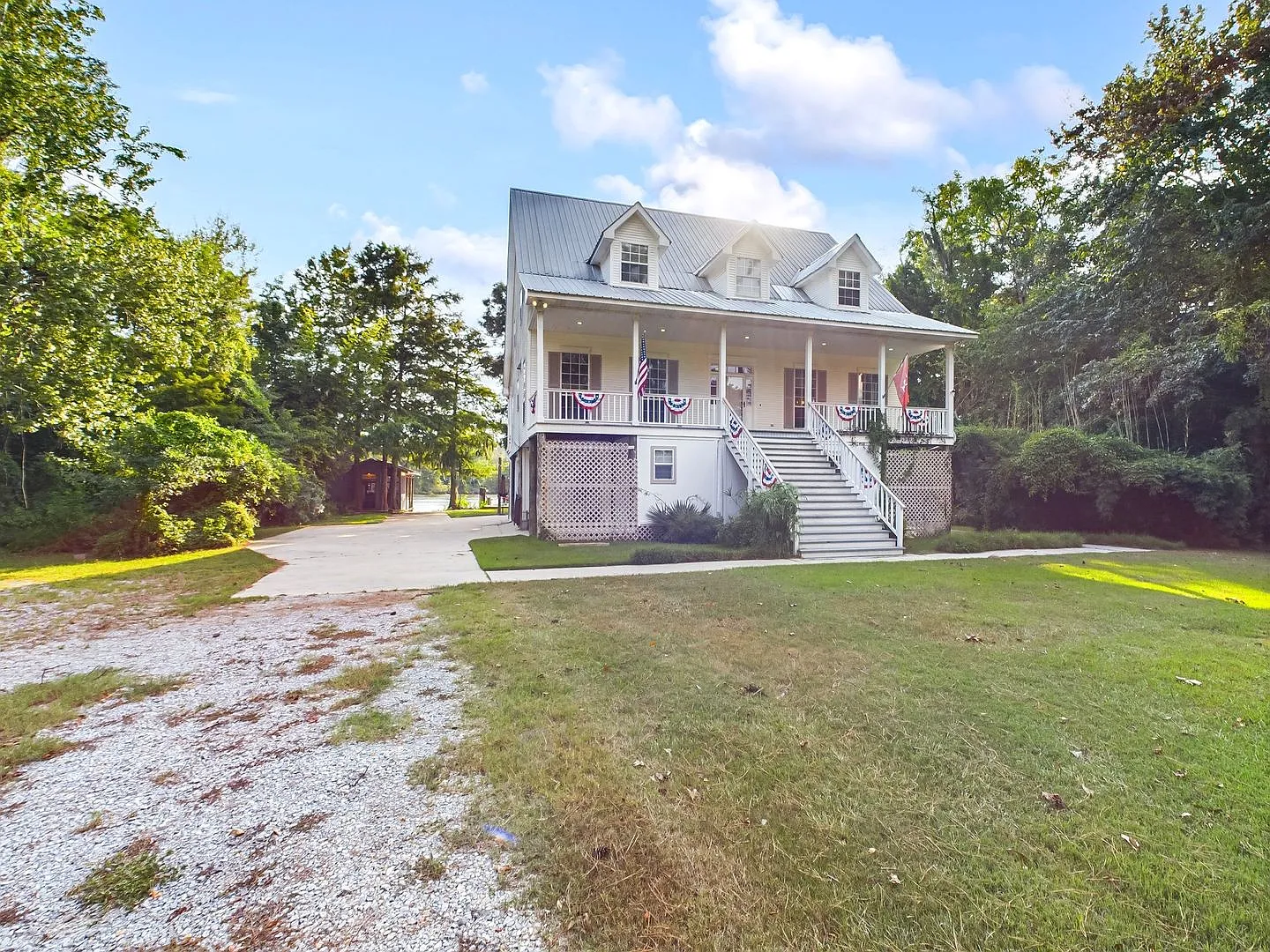 Private Furnished Riverfront Estate with Dock & Guest Apartment — Photo 3