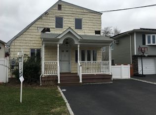 27 Garfield Pl, Lindenhurst, NY 11757