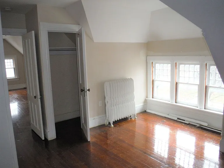 453 Glen St — Photo 9