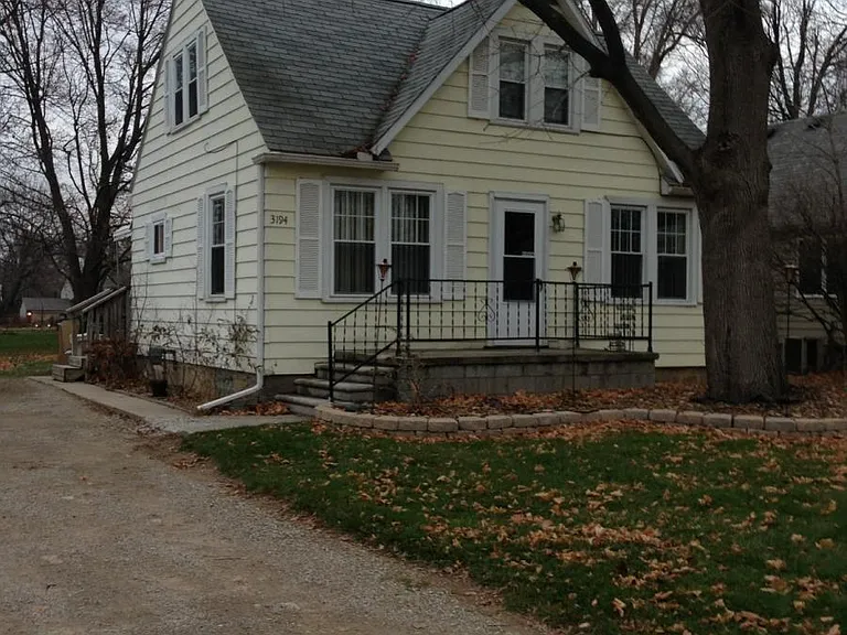 3194 Eastwood Dr — Photo 2