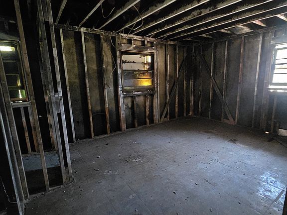 3rd image of 1932 Janet Ln
