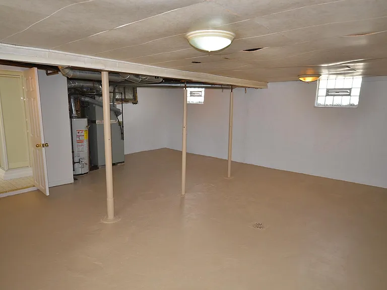 805 Saxon Ave — Photo 20