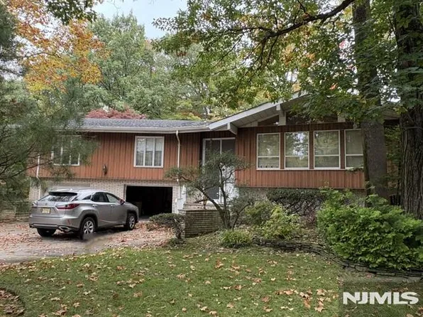 60 Karens Lane, Englewood Cliffs, NJ 07632
