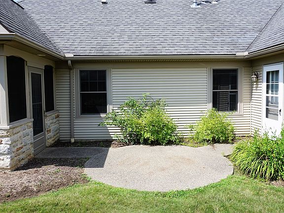 5th image of 423 Cottage Grv W