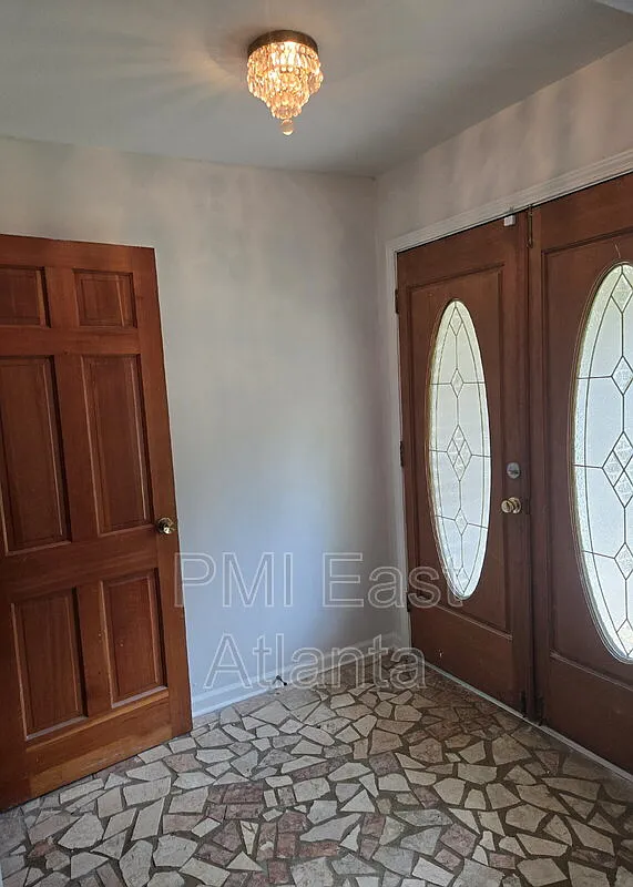 3 bed, 2.0 bath, 2435 sqft, $2,180 — Photo 2